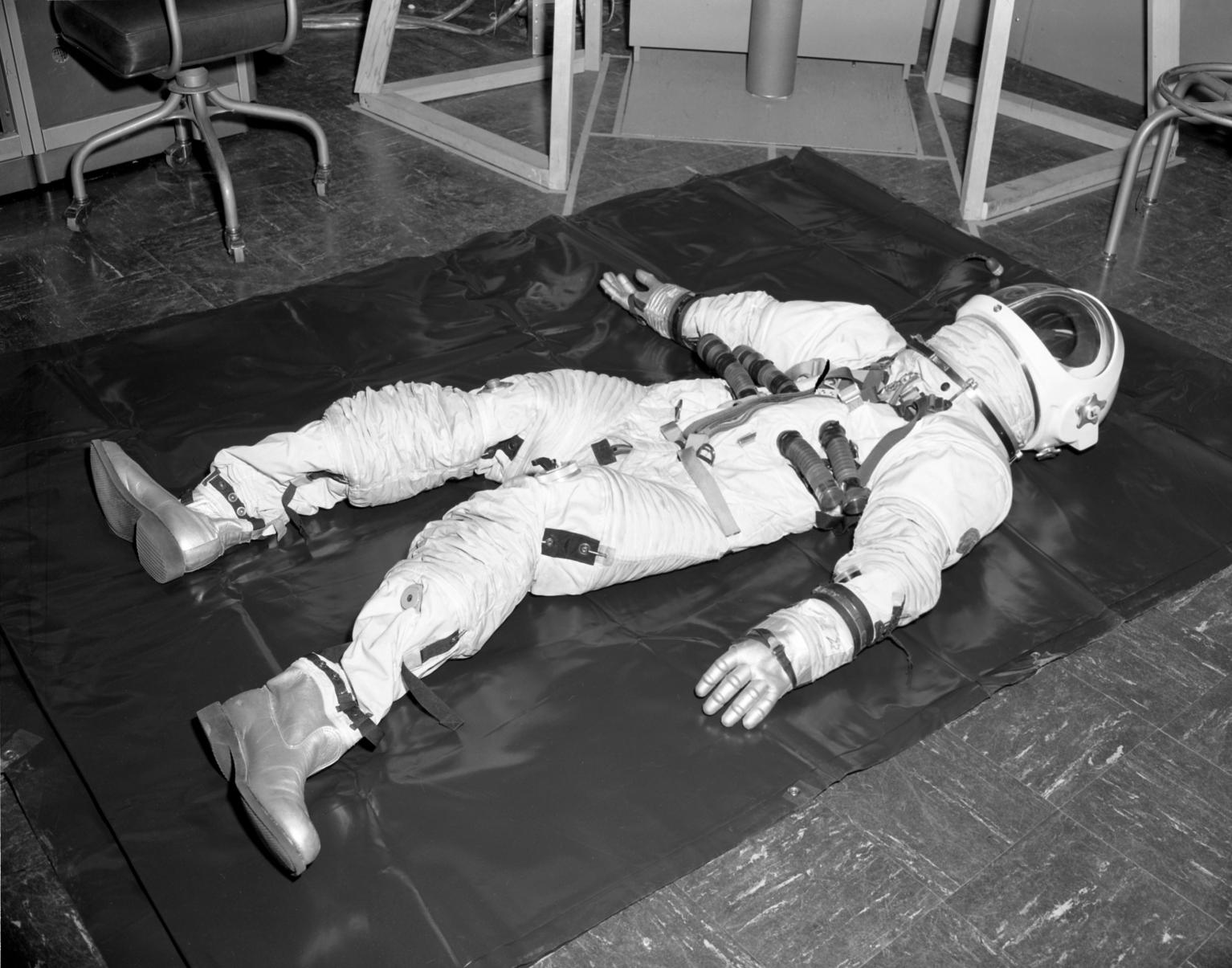Pressure Suit Test of Apollo Optical Simulation Pressure Suit Test of Apollo Optical Simulation