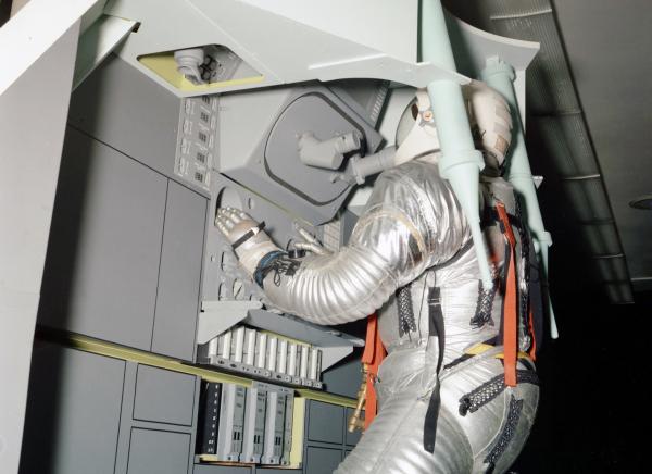 Apollo D&C Spacesuit Mock-Up With Pressure Suit Apollo D&C Spacesuit Mock-Up With Pressure Suit