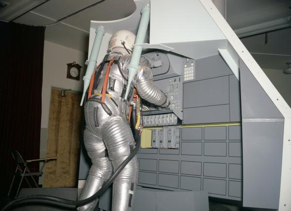 Apollo D&C Spacesuit Mock-Up With Pressure Suit Apollo D&C Spacesuit Mock-Up With Pressure Suit