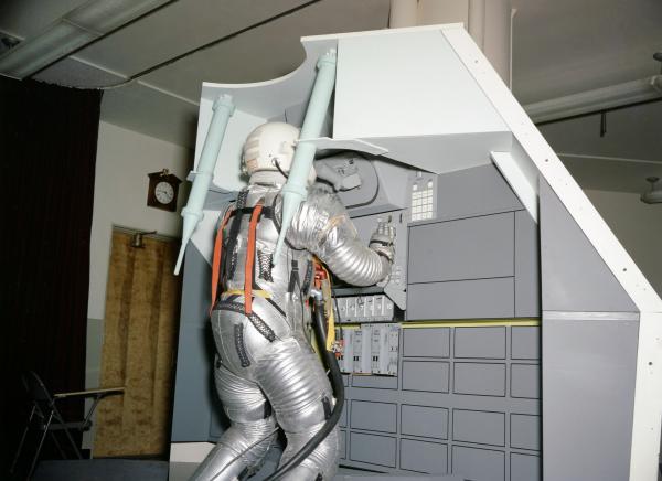 Apollo D&C Spacesuit Mock-Up With Pressure Suit Apollo D&C Spacesuit Mock-Up With Pressure Suit