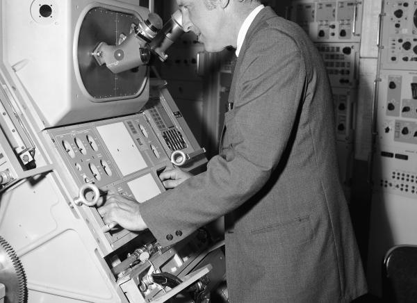 Phil Bowditch Optics Design and Test at Apollo Simulator