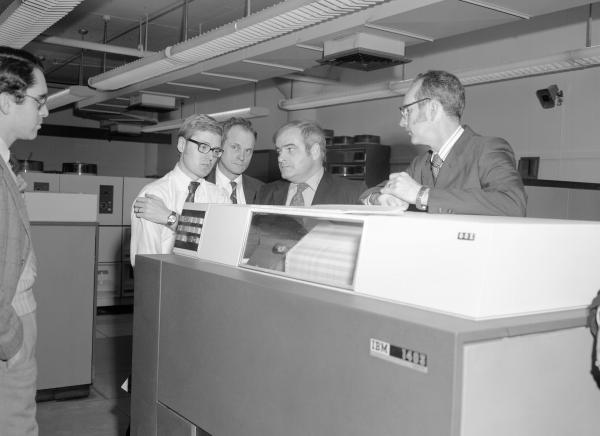 MIT Chancellor Paul Gray's Visit To MIT Lab