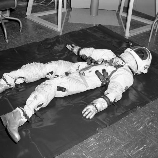 Pressure Suit Test of Apollo Optical Simulation